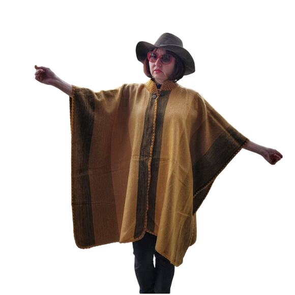 New Baby Alpaca wool unisex Yellow cape hand made in the Andes - Picture 2 of 3